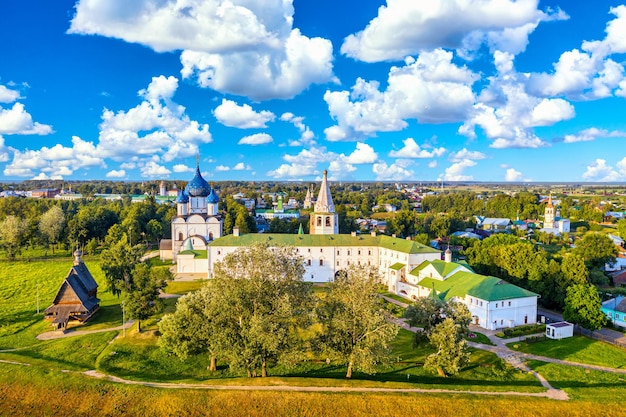 Widok z lotu ptaka drona drewniany kościół św mikołaja z kremla w suzdal, rosja. letni słoneczny dzień