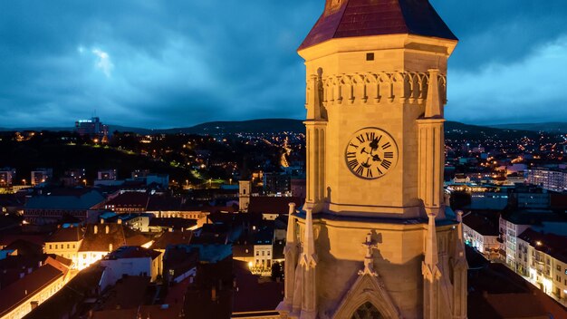 Widok z lotu ptaka drona kościoła św. Michała w Cluj wieczorem Rumunia
