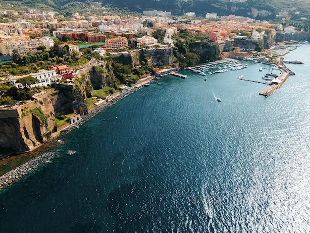 Widok z lotu ptaka drona na wybrzeże Morza Tyrreńskiego w Sorrento we Włoszech