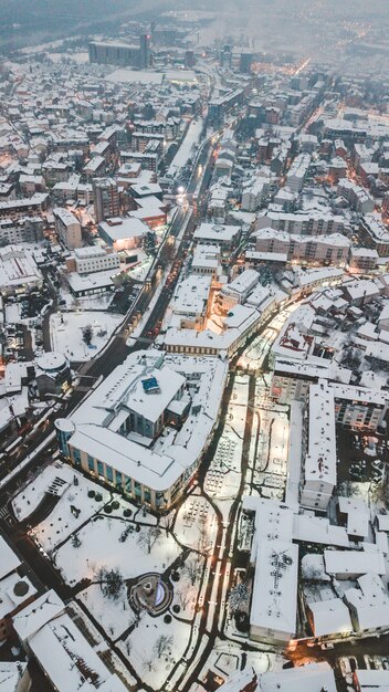 Widok z lotu ptaka drone pięknej architektury miasta w ciągu dnia w okresie zimowym