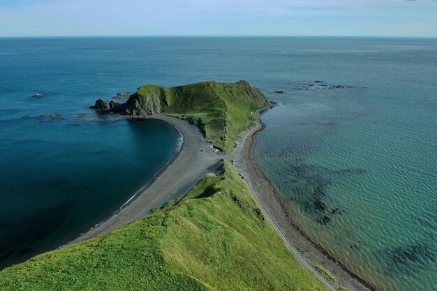Widok z lotu ptaka fal oceanu pluskających się na tle skał wyspy sachalin rosja
