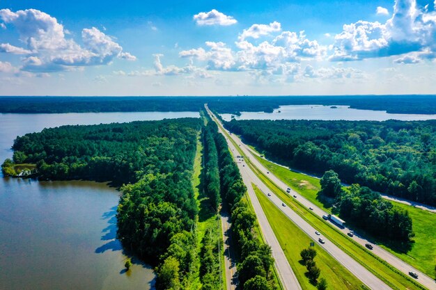 Widok z lotu ptaka Falls Lake w Północnej Karolinie i międzystanowej autostrady z zachmurzonym błękitnym niebem