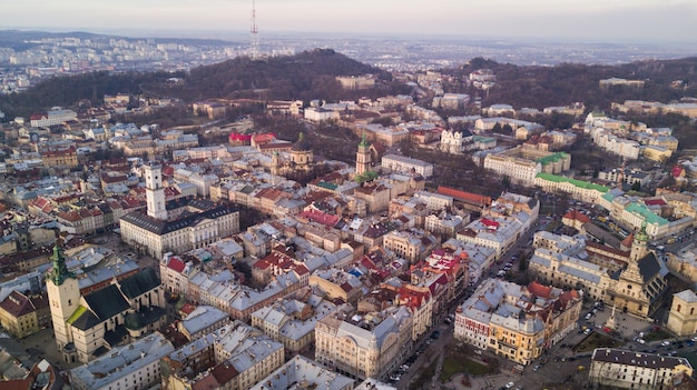 Widok z lotu ptaka historycznego centrum miasta Lwowa. Centrum Lwowa w zachodniej Ukrainie z góry