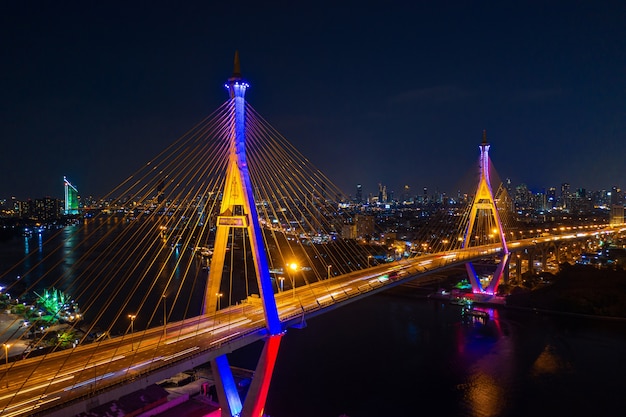 Widok z lotu ptaka Industry Ring wiszący most w nocy w Bangkoku w Tajlandii.