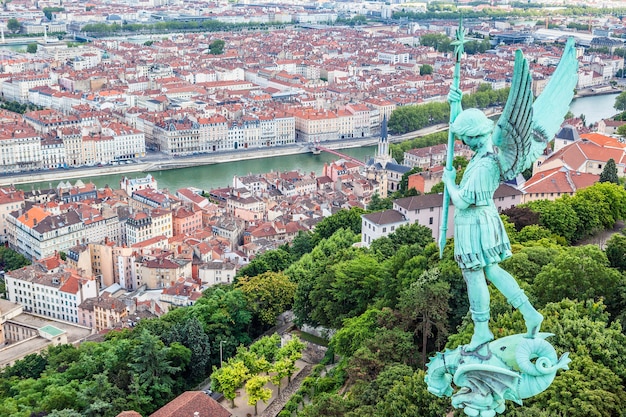Widok z lotu ptaka Lyonu ze szczytu Notre Dame de Fourviere