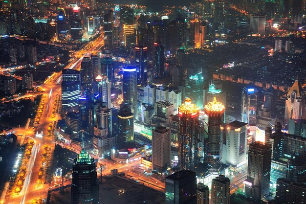 Widok z lotu ptaka miasta Szanghaj nocą ze światłami i architekturą miejską