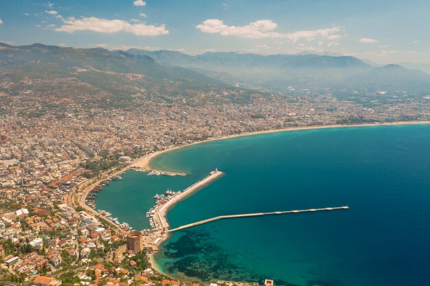 Widok z lotu ptaka miasto na linii brzegowej w Turcja
