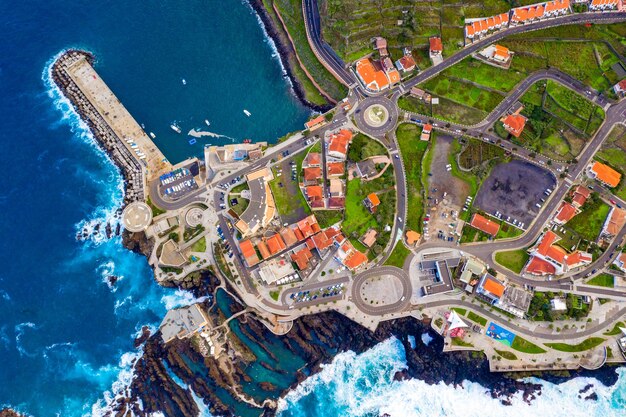 Widok z lotu ptaka miejscowości Porto Moniz na Maderze, Portugalia