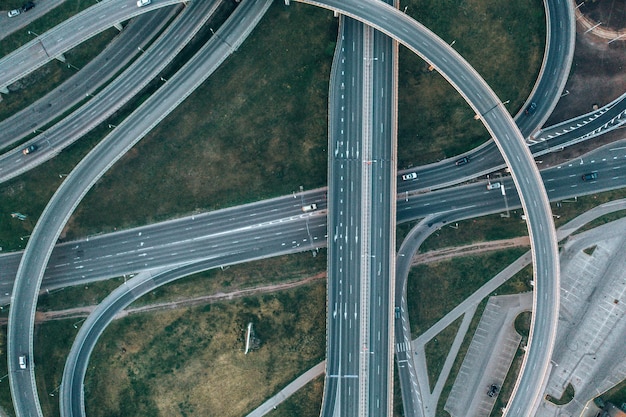 Bezpłatne zdjęcie widok z lotu ptaka na autostrady ze skrzyżowaniami wiaduktów