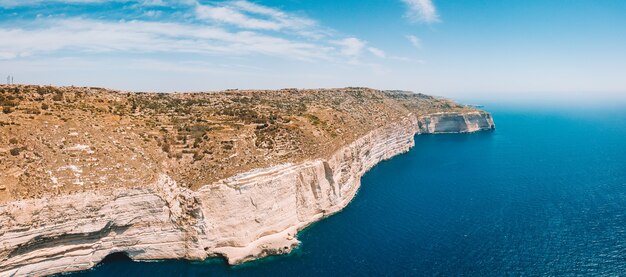 Widok z lotu ptaka na białe strome klify na wyspie Malta