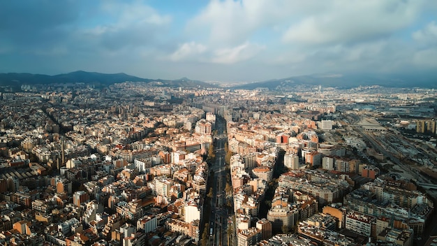 Widok z lotu ptaka na bloki Barcelony w Hiszpanii z wieloma budynkami mieszkalnymi i biurowymi