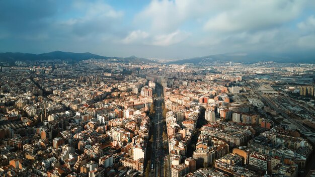 Widok z lotu ptaka na bloki Barcelony w Hiszpanii z wieloma budynkami mieszkalnymi i biurowymi