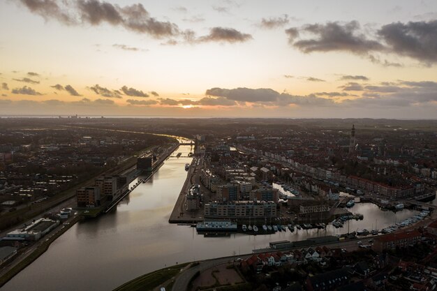 Widok z lotu ptaka na budynki nad brzegiem rzeki w Middelburg w Holandii