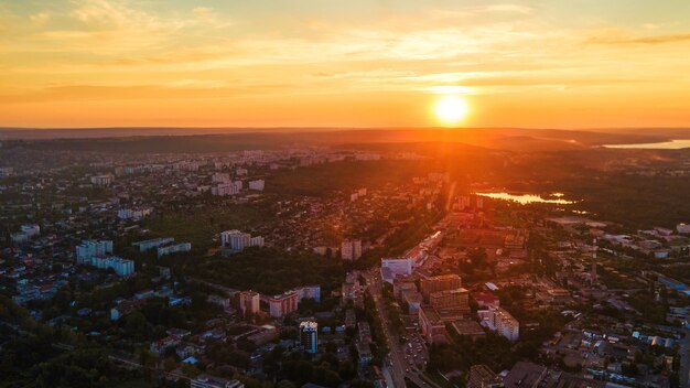 Widok z lotu ptaka na centrum Kiszyniowa Panorama wielu budynków dróg