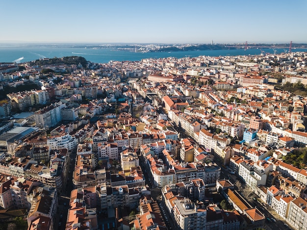 Widok z lotu ptaka na centrum Lizbony w słoneczny dzień