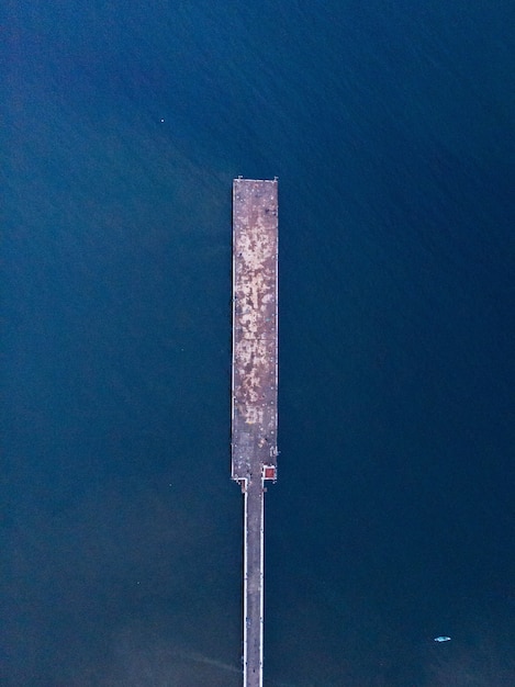 Widok z lotu ptaka na drewniane molo na błękitnym morzu