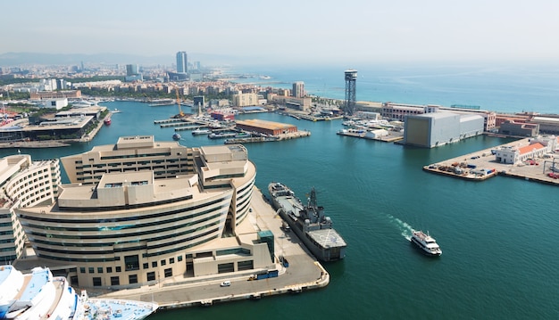 Widok z lotu ptaka na główny budynek Port Vell. Barcelona