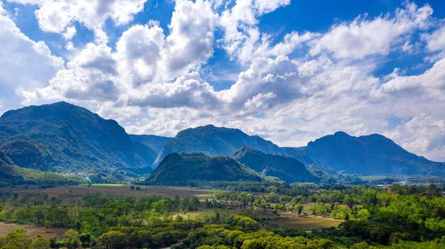 Widok z lotu ptaka na góry Doi Nang Non lub tajską jaskinię Tham Luang w Chiang Rai, Tajlandia.