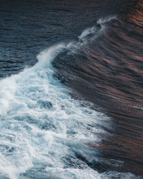 Bezpłatne zdjęcie widok z lotu ptaka na great ocean road o zachodzie słońca, victoria, australia