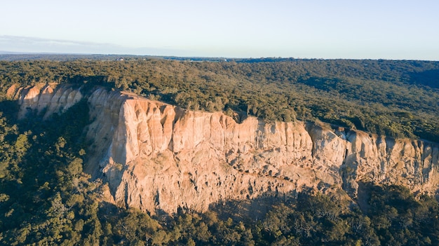 Bezpłatne zdjęcie widok z lotu ptaka na great ocean road o zachodzie słońca, victoria, australia