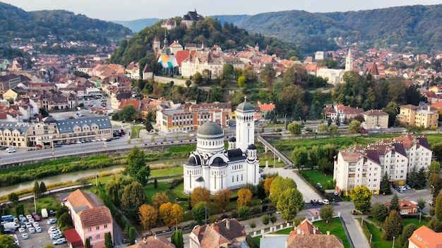 Widok z lotu ptaka na historyczne centrum Sighisoara Rumunia Stare budynki Kościół Świętej Trójcy