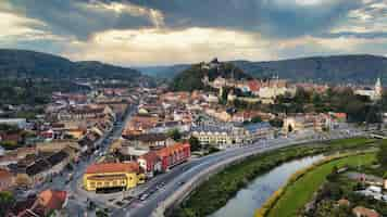 Bezpłatne zdjęcie widok z lotu ptaka na historyczne centrum sighisoara w rumunii stare budynki ulic