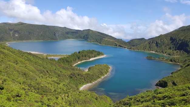 Widok z lotu ptaka na jezioro Fogo na wyspie Sao Miguel, Azory, Portugalia