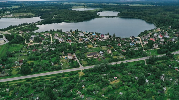 Widok z lotu ptaka na jezioro