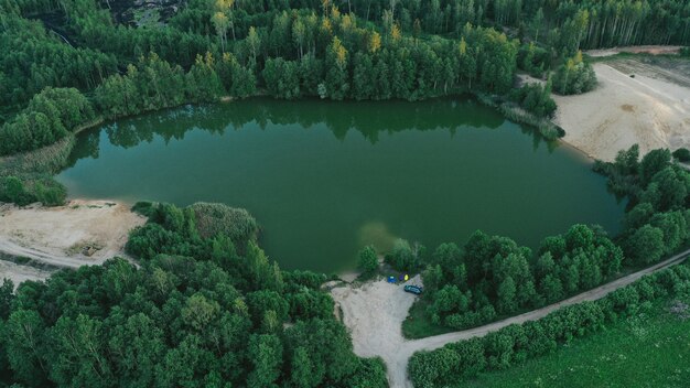 Widok z lotu ptaka na jezioro