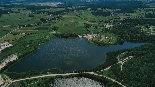 Bezpłatne zdjęcie widok z lotu ptaka na jezioro