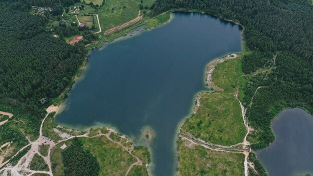 Widok z lotu ptaka na jezioro