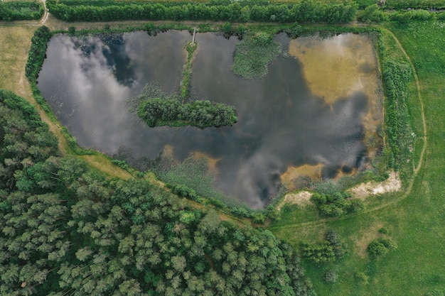 Widok z lotu ptaka na jezioro