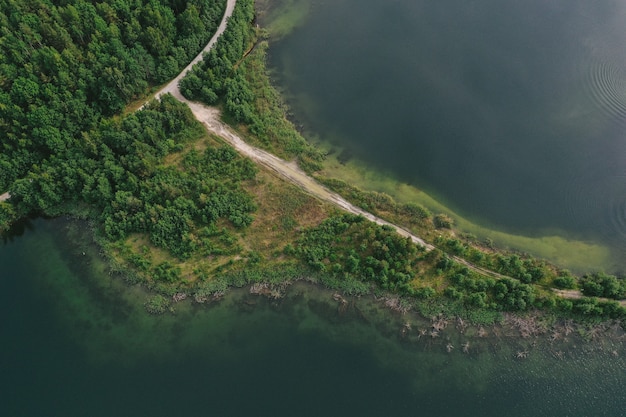 Widok z lotu ptaka na jezioro