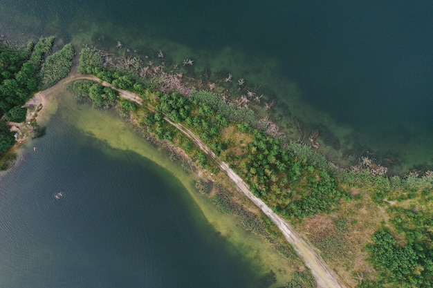 Bezpłatne zdjęcie widok z lotu ptaka na jezioro