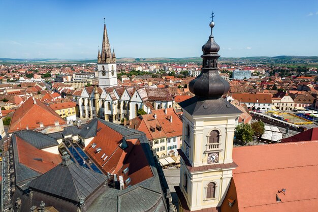 Widok z lotu ptaka na katedrę luterańską w Sibiu w Rumunii