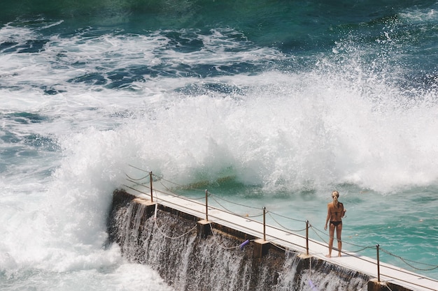 Widok Z Lotu Ptaka Na Kaukaską Blondynkę W Czarnym Bikini Na Plaży Bondi, Sydney, Australia