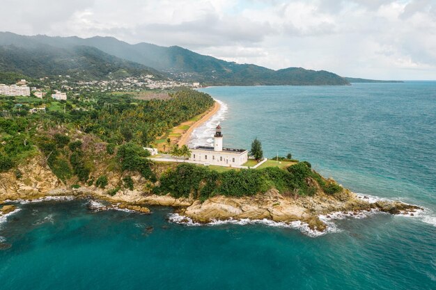 Widok z lotu ptaka na latarnię morską w Maunabo Puerto Rico