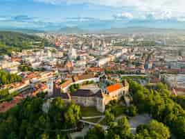 Bezpłatne zdjęcie widok z lotu ptaka na lublanę słowenia historyczne centrum miasta z zamkiem w lublanie