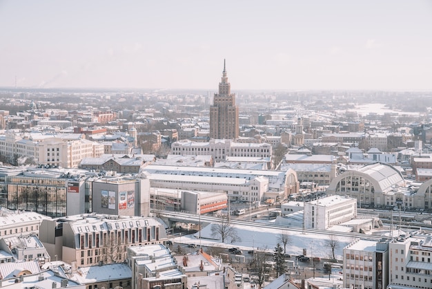 Widok z lotu ptaka na miasto Rygę, Bibliotekę Narodową i Katedrę Dome w zimie