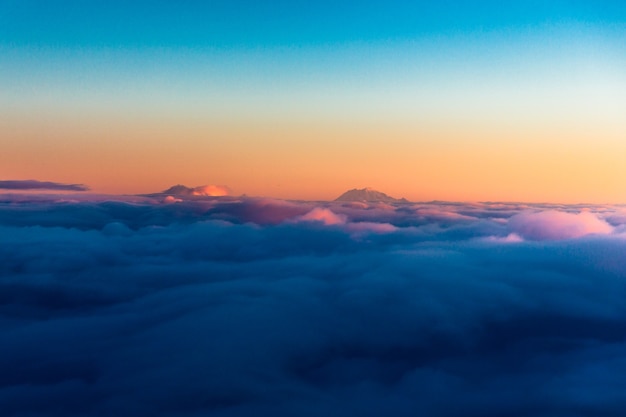 Bezpłatne zdjęcie widok z lotu ptaka na morze chmur