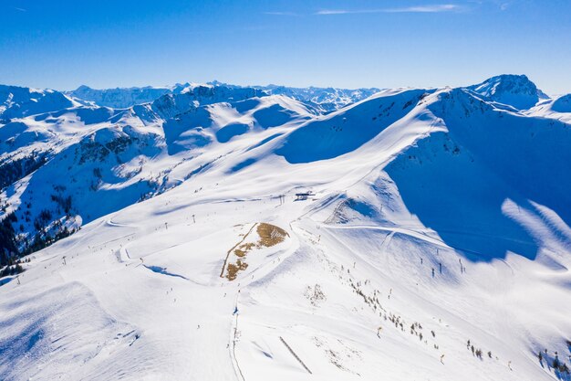 Widok z lotu ptaka na ośrodek narciarski Chamonix Mont Blanc w Alpach