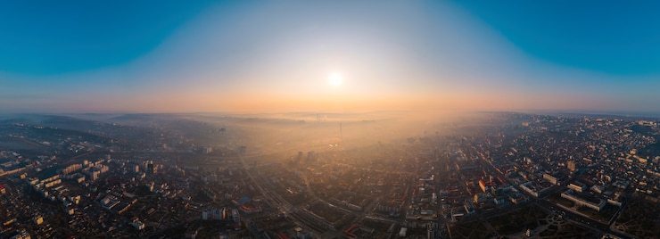 Bezpłatny plik Zdjęcie widok z lotu ptaka na panoramę kiszyniowa, mołdawia o wschodzie słońca.
