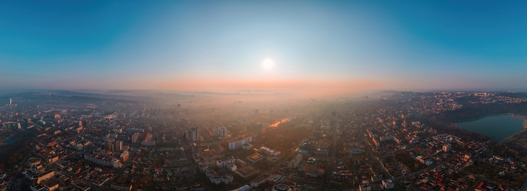 Bezpłatny plik Zdjęcie widok z lotu ptaka na panoramę kiszyniowa, mołdawia o wschodzie słońca.