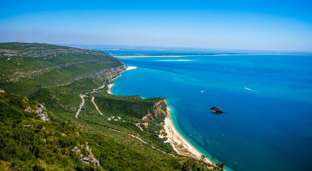 Widok z lotu ptaka na piękną plażę Arabida w Setubal, Portugalia
