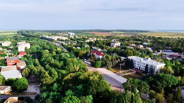 Widok z lotu ptaka na piękną wioskę w otoczeniu przyrody