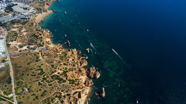 Widok z lotu ptaka na piękne klify i plażę w pobliżu miasta Lagos na wybrzeżu Algarve w Portugalii