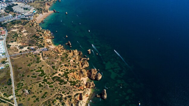 Widok z lotu ptaka na piękne klify i plażę w pobliżu miasta Lagos na wybrzeżu Algarve w Portugalii