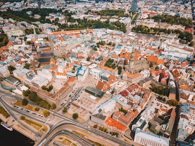 Bezpłatne zdjęcie widok z lotu ptaka na piękne miasto ryga na łotwie z niesamowitym widokiem