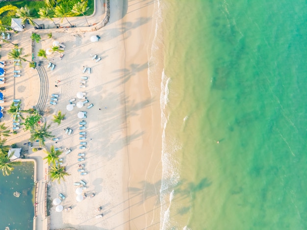 Widok z lotu ptaka na plażę i morze