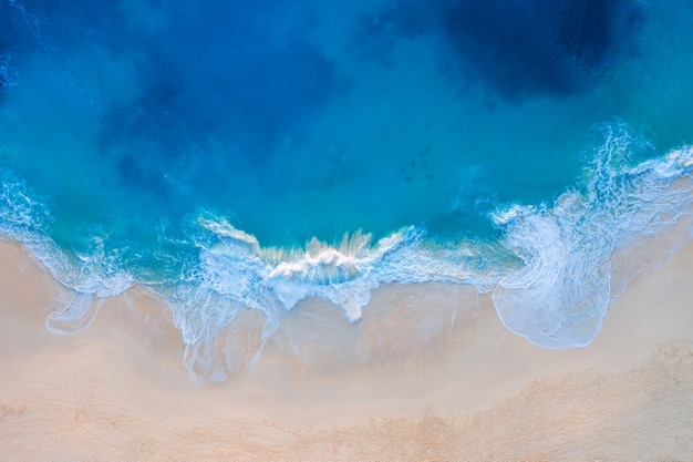 Widok z lotu ptaka na plażę Kelingking na wyspie Nusa Penida, Bali w Indonezji